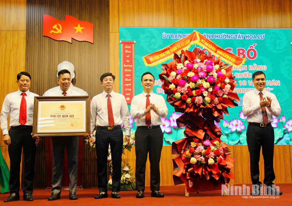 Pham Dinh Phong, Deputy Director of the Department of Cultural Heritage under the Ministry of Culture, Sports and Tourism presents the Certificate to Tay Hoa Lu ward.