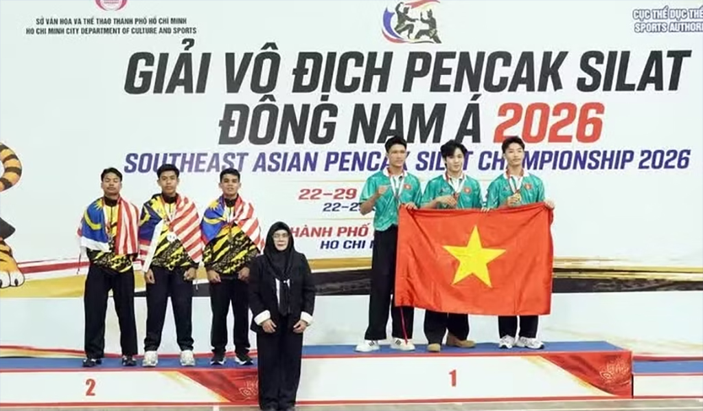 Titih Hayati, head of the Technical Committee of the International Pencak Silat Federation, presents awards to athletes competing in the men’s team performance event at the 2026 Southeast Asian Pencak Silat Championships. (Photo: VNA)