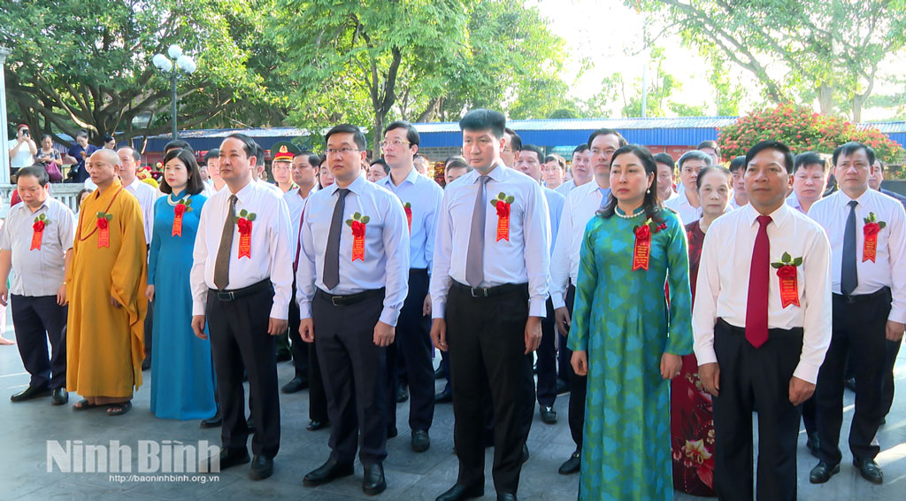 Provincial leaders attend the incense offering ceremony.