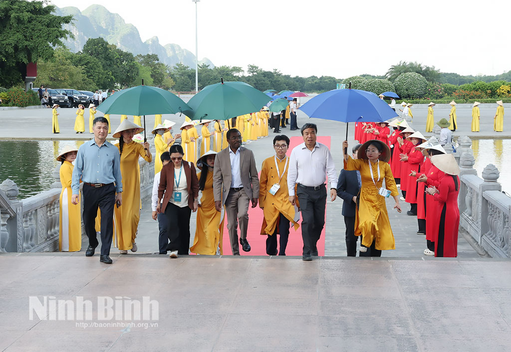 The UNESCO delegation visit Tam Chuc landscape complex.