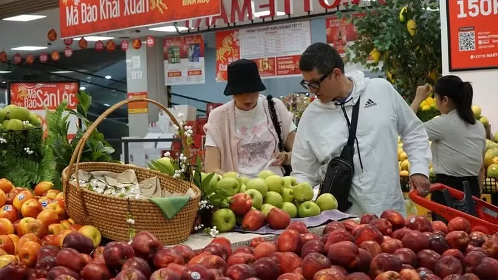 International tourists shop at Lotte Mart supermarket in Da Nang. (Photo: VNA)