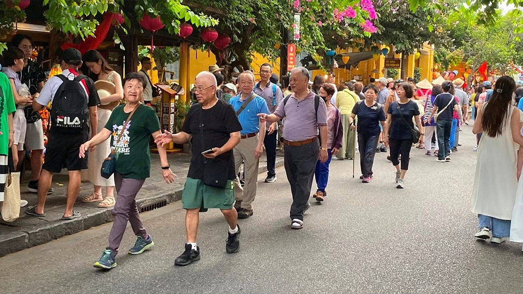 International tourists enjoy choosing Viet Nam. (Photo: Viet Nam National Authority of Tourism Information Centre, Ministry of Culture, Sports and Tourism)