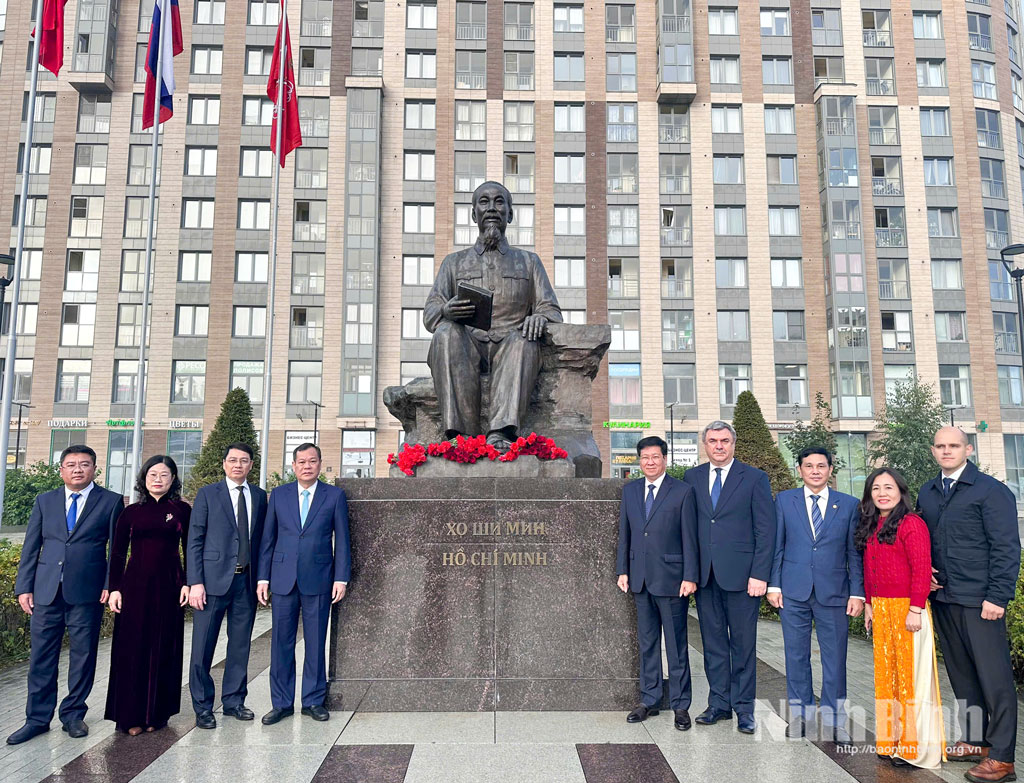The delegation and representatives of the Saint Peterburg administration visit and lay flowers at Ho Chi Minh Monument in Saint Peterburg.