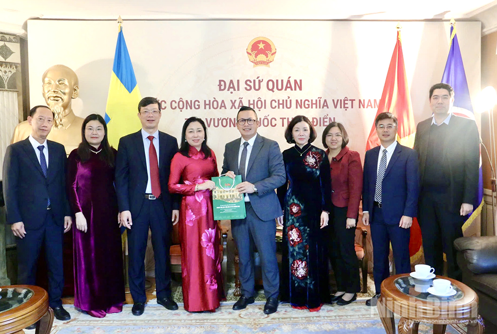 The delegation visit the Embassy of Vietnam in Sweden.