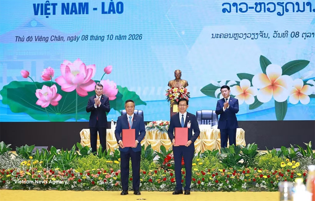 Vietnamese Prime Minister Le Minh Hung and Lao Prime Minister Saleumxay Kommasith witness the presentation of investment certificates and investment cooperation agreements between businesses of the two countries. (Photo: VNA)