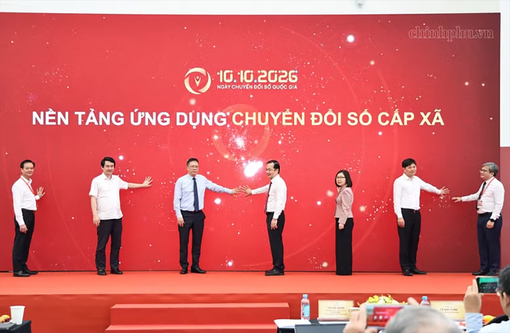Delegates launch the commune-level digital transformation application on October 9 (Photo: VNA)