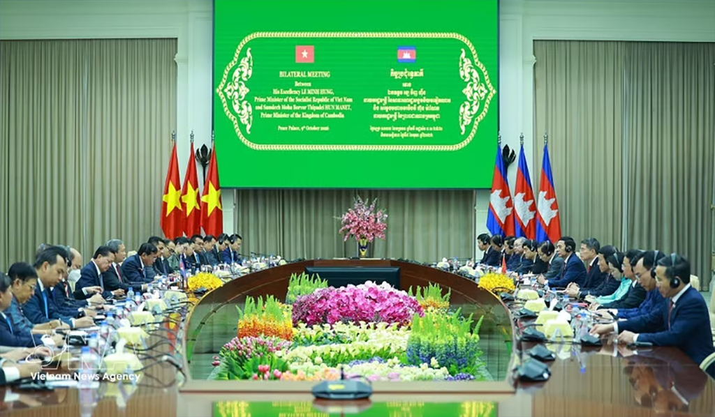 Prime Minister Le Minh Hung holds talks with his Cambodian counterpart Hun Manet in Phnom Penh on October 9. (Photo: VNA)