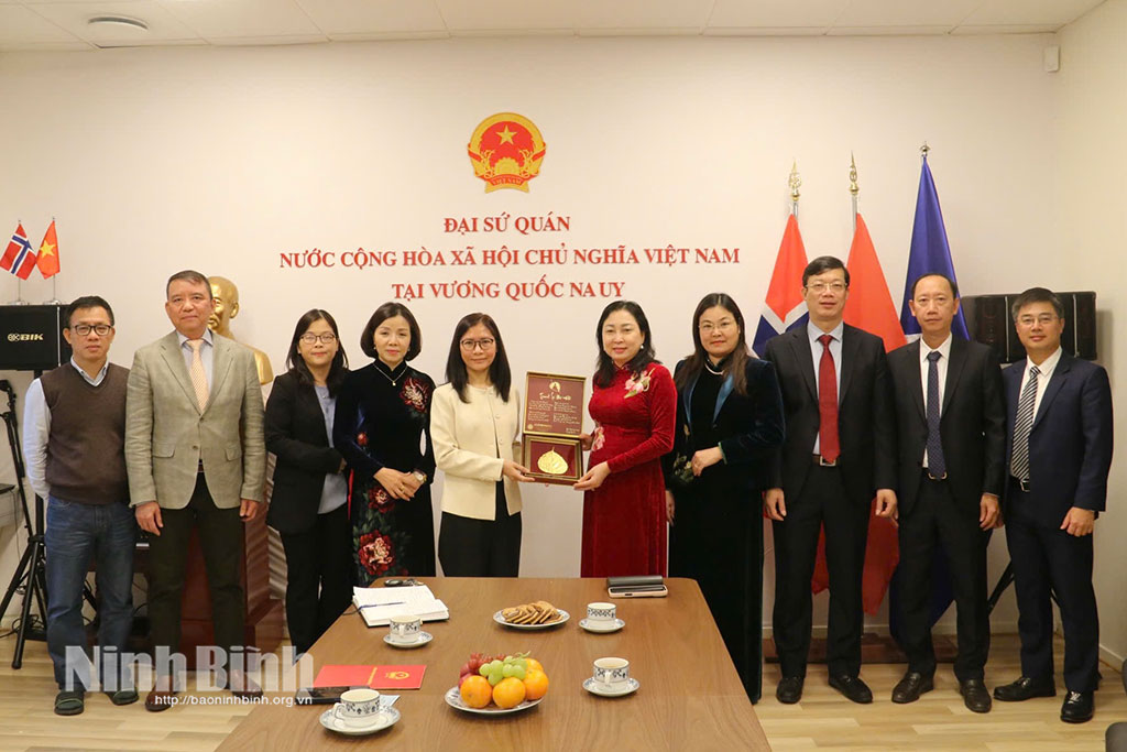 The delegation helds a working session with the Embassy of Vietnam in Norway.