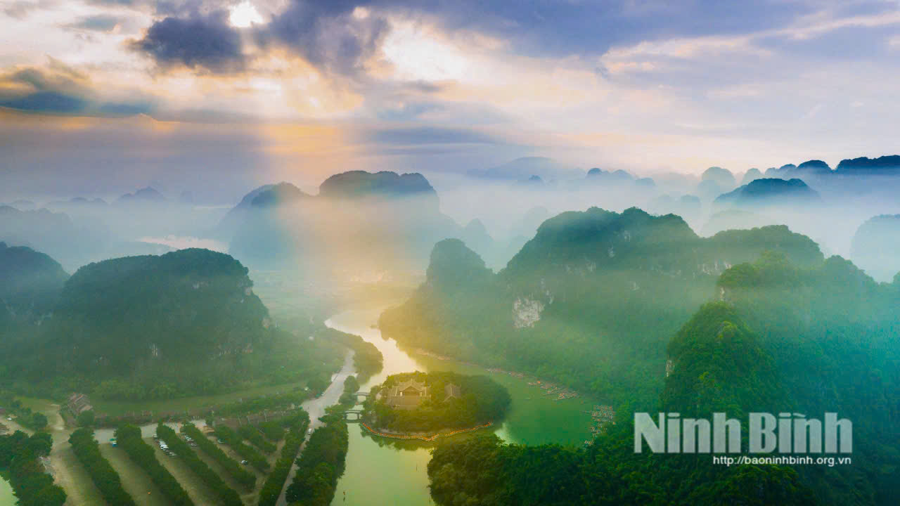 A foggy morning in Trang An complex.