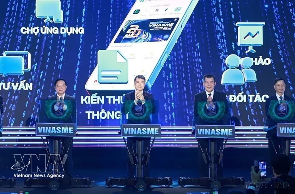 Prime Minister Le Minh Hung and delegates launch the digital platform of the Vietnam Association of Small and Medium Enterprises (August 2026). Photo: VNA