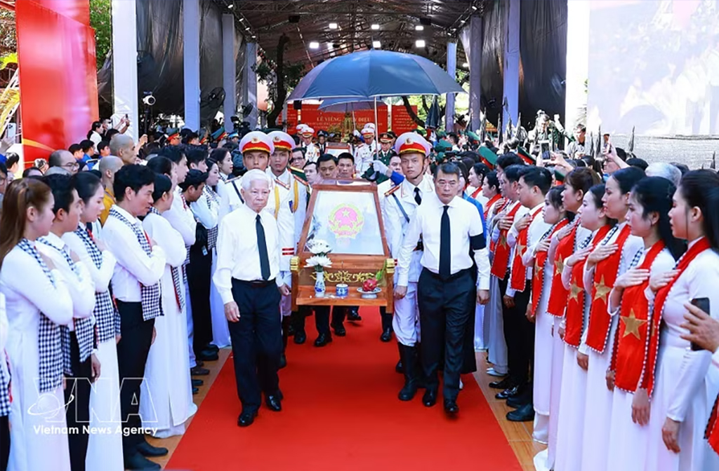 Prime Minister Le Minh Hung (right), former President Nguyen Minh Triet (right), incumbent and former officials, along with local residents attend the ceremony held Ho Chi Minh City on October 14 to commemorate and rebury the remains of 731 fallen soldiers recovered from Le Thi Rieng Park. (Photo: VNA)
