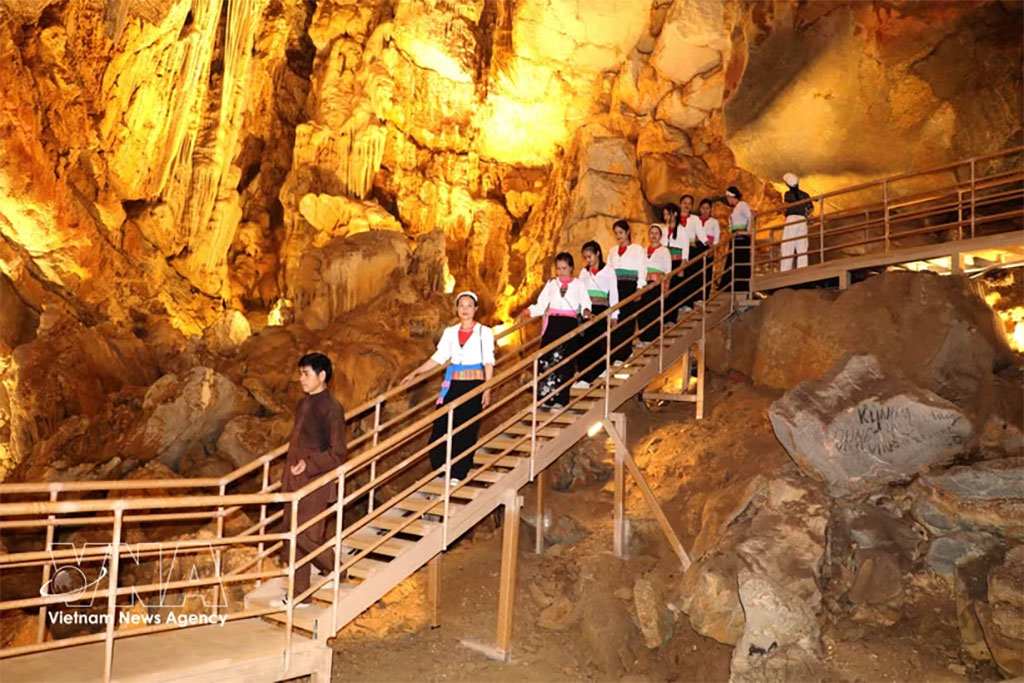 Hang Boi extends approximately 60 70 metres and features stalactites and stalagmites formed over millions of years. (Photo: VNA)