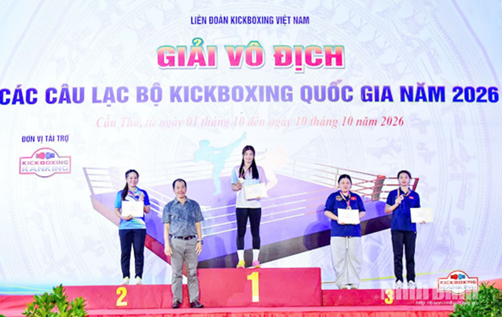 Nguyen Thi Huong wins gold medat at 64 kilogram- 18-40 age-group category.