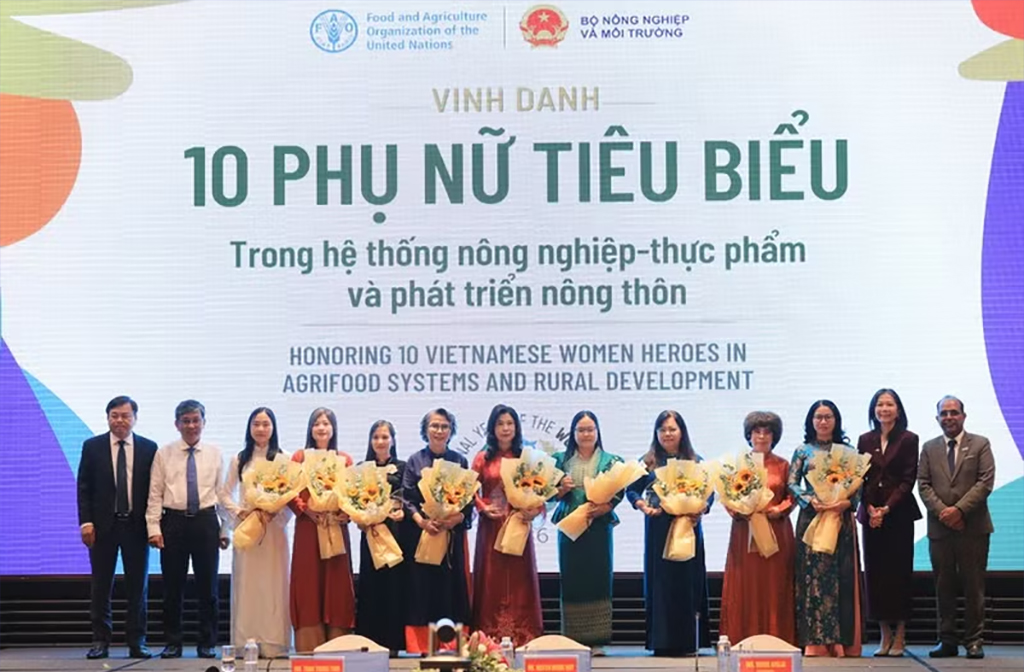 The Vietnamese women honoured by FAO and officials at the ceremony in Ho Chi Minh City on October 15, 2026 (Photo: nongthonviet.vn)