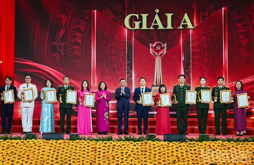 Standing Member of the Party Central Committee’s Secretariat Tran Cam Tu (eighth from left), and Secretary of the Party Committee of the Vietnam Fatherland Front (VFF) and central mass organisations and President of the VFF Central Committee Bui Thi Minh Hoai (seventh from left) present A prizes to individual authors and author groups. (Photo: VNA)