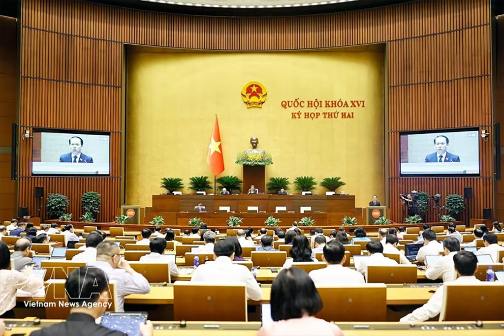 Authorised by the Prime Minister, Minister of Justice Hoang Thanh Tung presents proposals on the draft revised Law on Asset Auction, the draft revised Law on Lawyers and the draft revised Law on Adoption (Photo: VNA)
