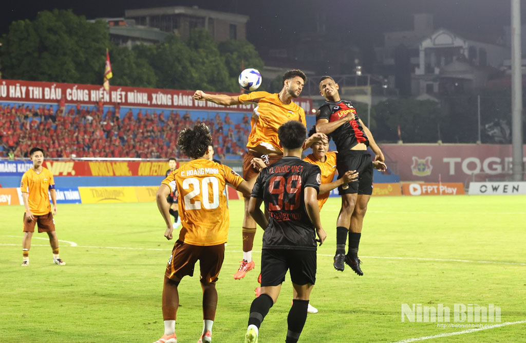 The hosts snatched the decisive goal in the 90+2 minute to seal an emotional 4-3 victory.