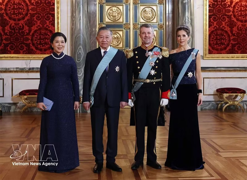 General Secretary of the Communist Party of Viet Nam Central Committee and President To Lam and his spouse, Ngo Phuong Ly, pose for a group photo with Danish King Frederik X and Queen Mary. (Photo: VNA)