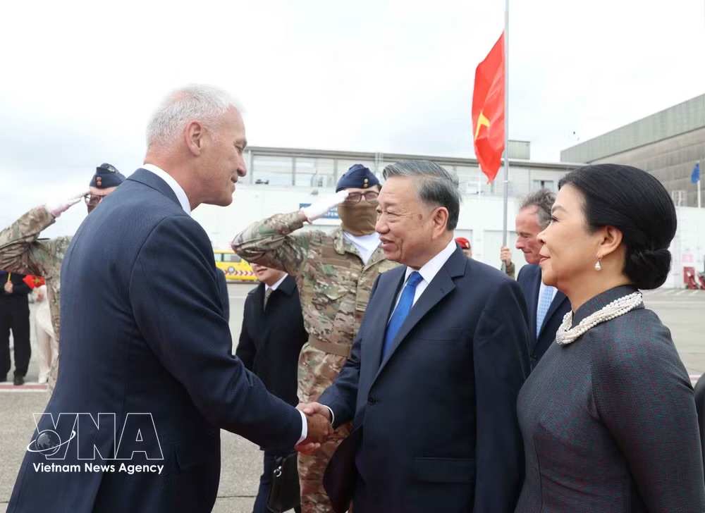 General Secretary of the Communist Party of Vietnam Central Committee and President To Lam, his spouse Ngo Phuong Ly, and a high-ranking Vietnamese delegation arrive in Brussels on the afternoon of October 21 (local time), beginning official visits to the European Union (EU) and Belgium. (Photo: VNA)
