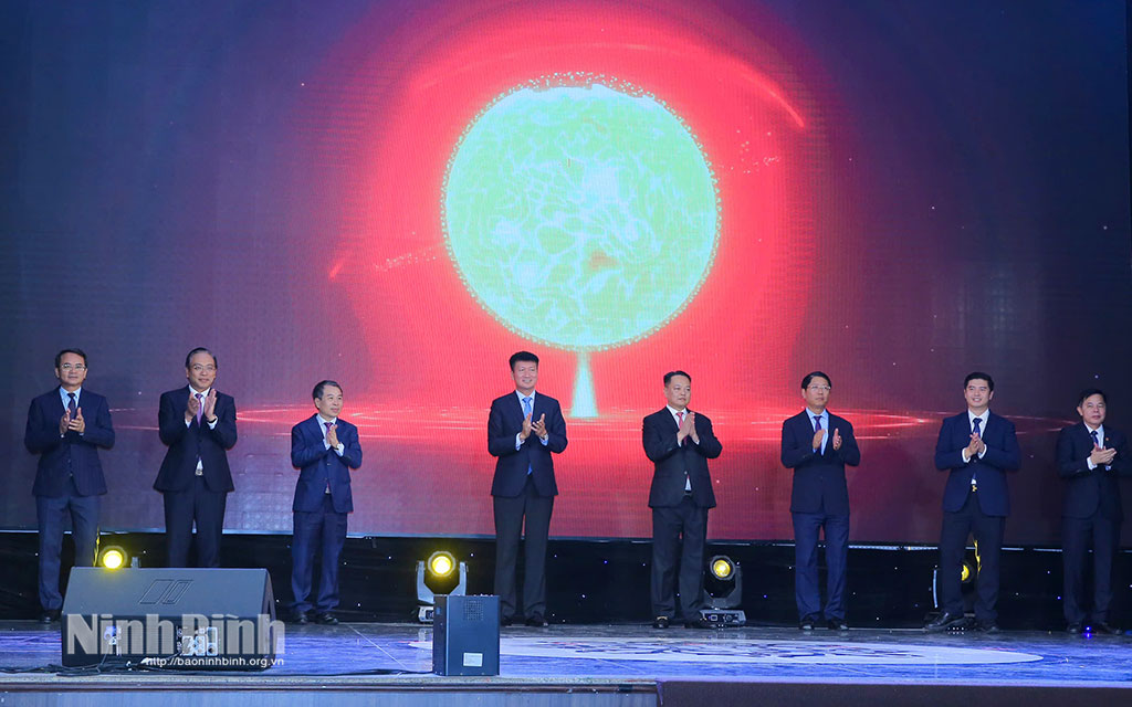 Provincial leaders and representatives of sectors, departments, firms perform ritual to inaugure the provincial-level Center for innovation.