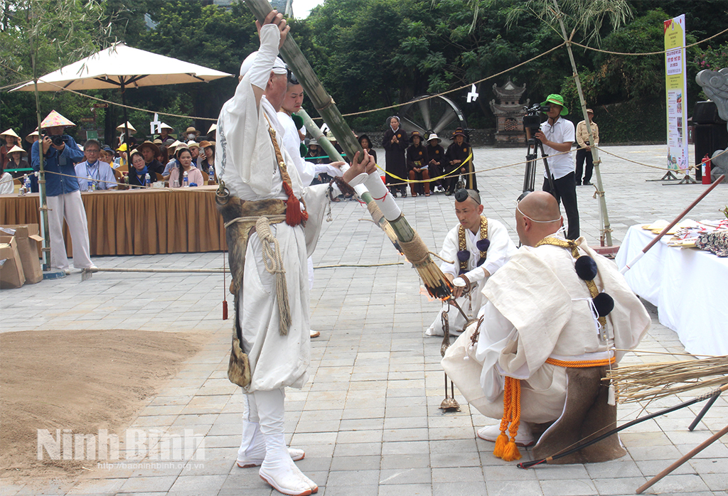 Rituals of the Saito Ogomaku fire ceremony at the 2026 Vietnam Japan Buddhist Cultural Exchange Festival in Ninh Binh province.
