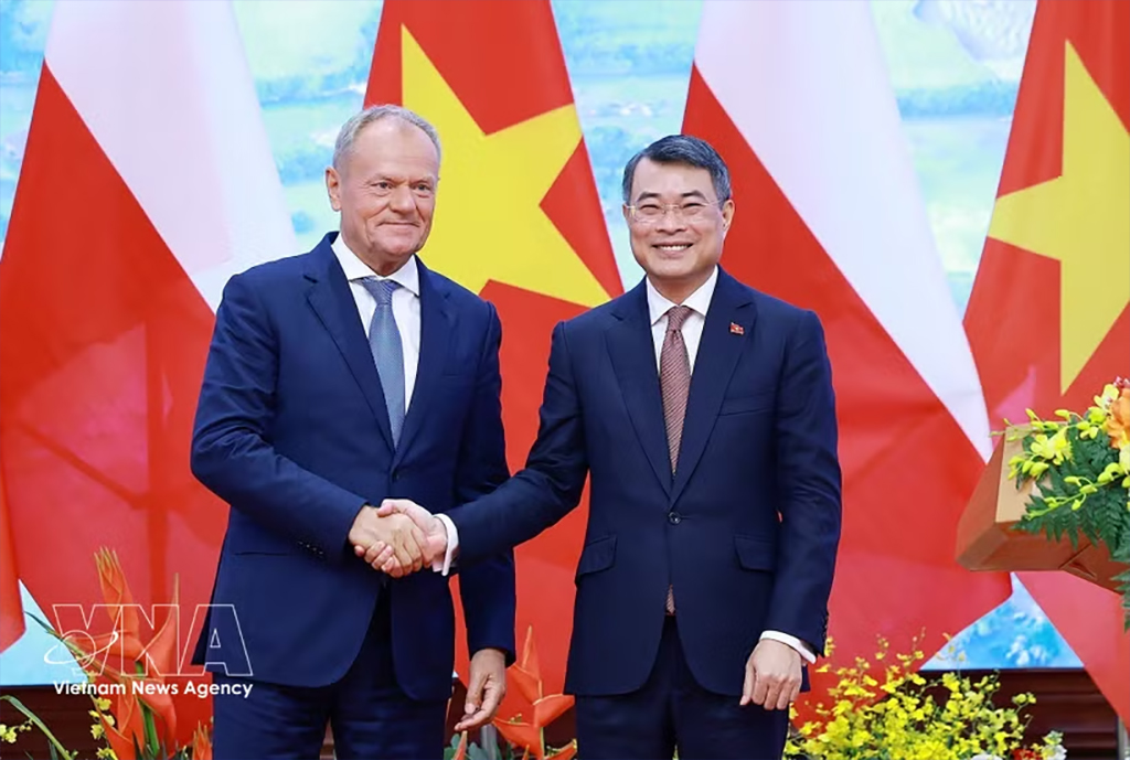 Vietnamese Prime Minister Le Minh Hung (R) and Polish Prime Minister Donald Tusk meet in Hanoi on October 26, 2026. (Photo: VNA)