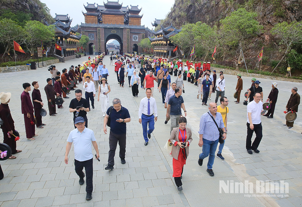 The delegation visit Thung Ui Cultural Tourism Area in Tay Hoa Lu ward.