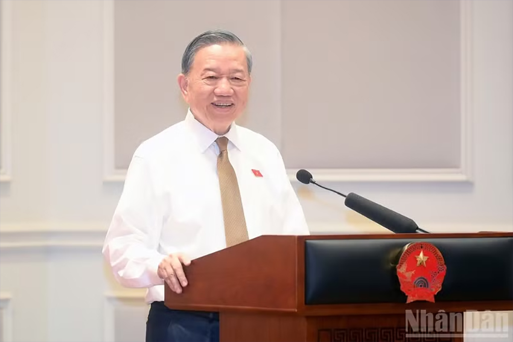 General Secretary of the Communist Party of Viet Nam Central Committee and President To Lam speaks at the meeting with female NA deputies in Ha Noi on October 29. (Photo: nhandan.vn)