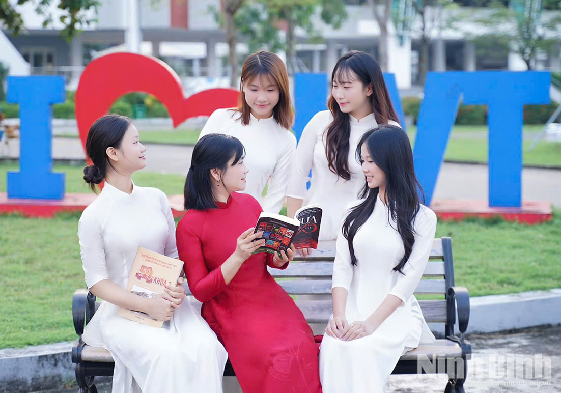 Học sinh Trường THPT Chuyên Lương Văn Tụy trong hoạt động tại khuôn viên trường. Ảnh: Báo Ninh Bình.